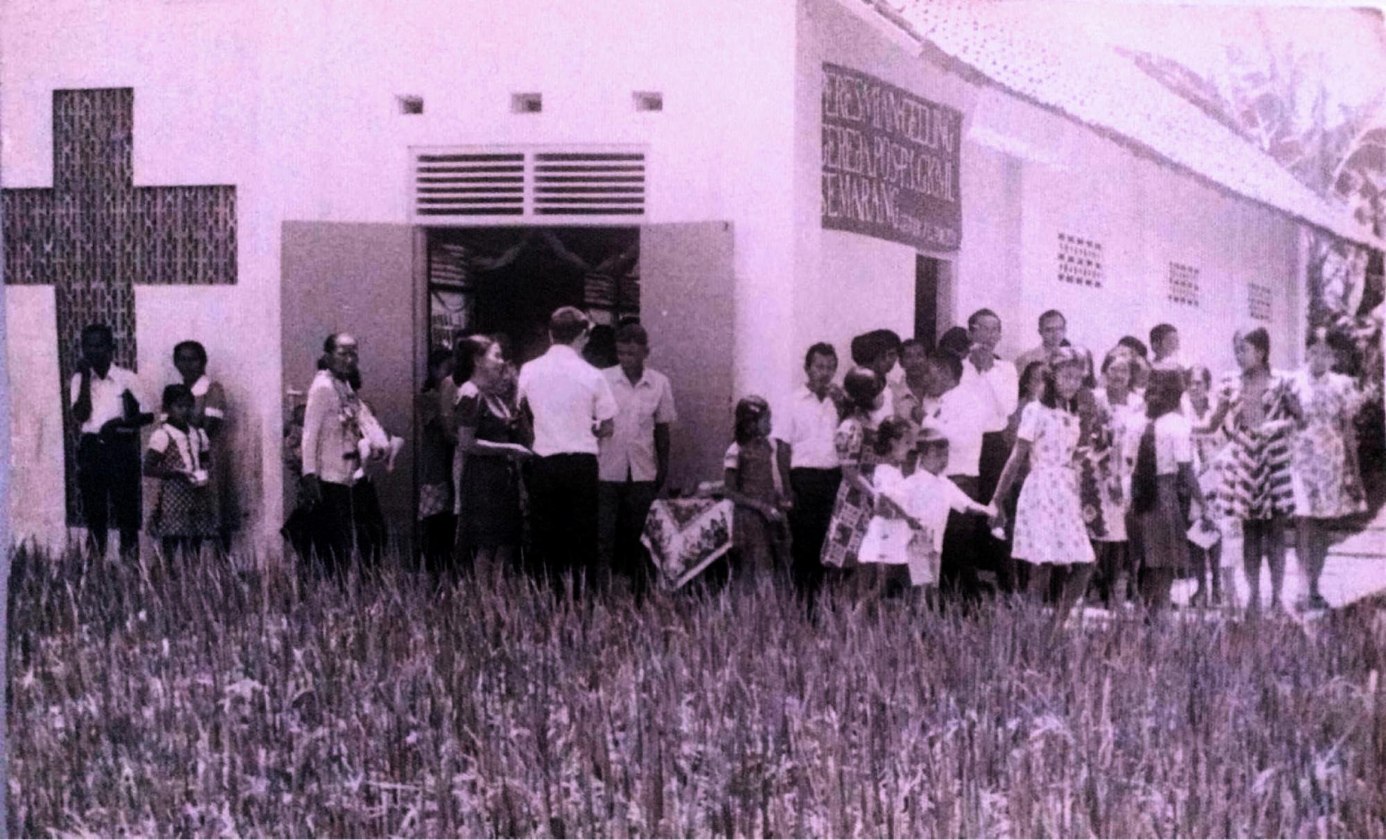 Sunday service at GKMI Lamper Mijen in the old church building. Photo courtesy of GKMI