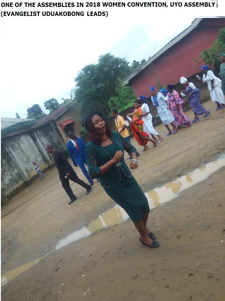 Evangelist Uduakobong leads attendees at the 2018 women’s convention, Uyo Assembly. Photos courtesy of Mennonite Church Nigeria