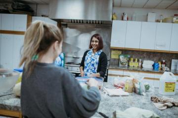 建議熱的跟白飯一起上桌。    相片：Ashisha Lal  文化交流學員Ashisha Lal正在為一群加拿大人煮扁豆湯，這是印度常見料理。  相片提供：Aurélie Michou, Media and Mobilisation intern, MB Mission.