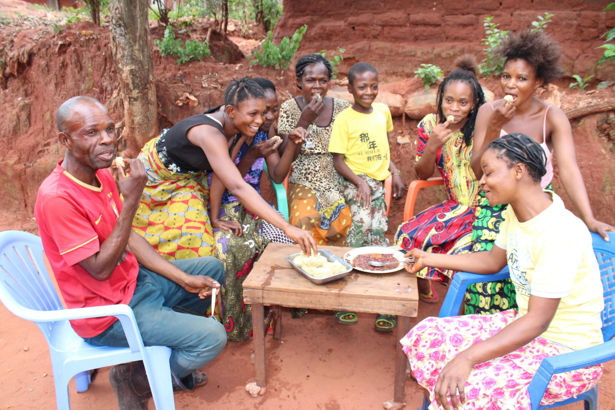 Kanku Ngalamulume (en jaune), avait dit au MCC « Je n’ai plus d’espoir pour rien » en 2018. Aujourd’hui, le garçon de 10 ans qui s’était enfui de Senge, son village d’origine, où ses parents et ses frères et sœurs avaient été décapités, fait partie de la famille Tshiama. MCC photo/Kabamba Lwamba